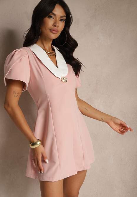 Różowa Sukienka w Stylu Retro Zdobiona Bufiastymi Rękawami i Broszką Tiazelle