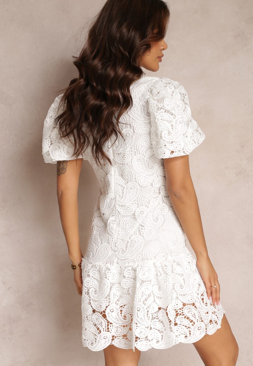 Biała Sukienka z Koronkowym Haftem Paisley i Bufiastymi Rękawami Briena