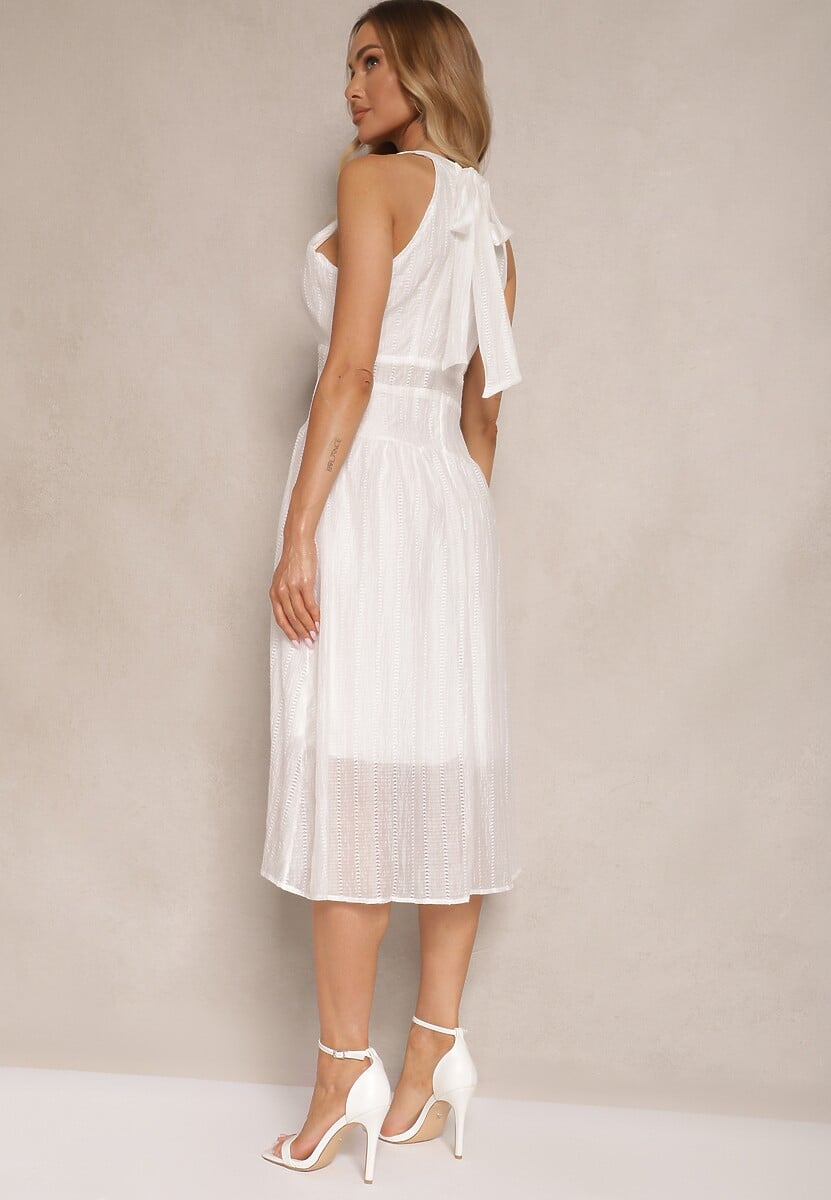 Biała Sukienka o Rozkloszowanym Kroju z Wiązaniem Zdobiona Tłoczeniem Nimirelle