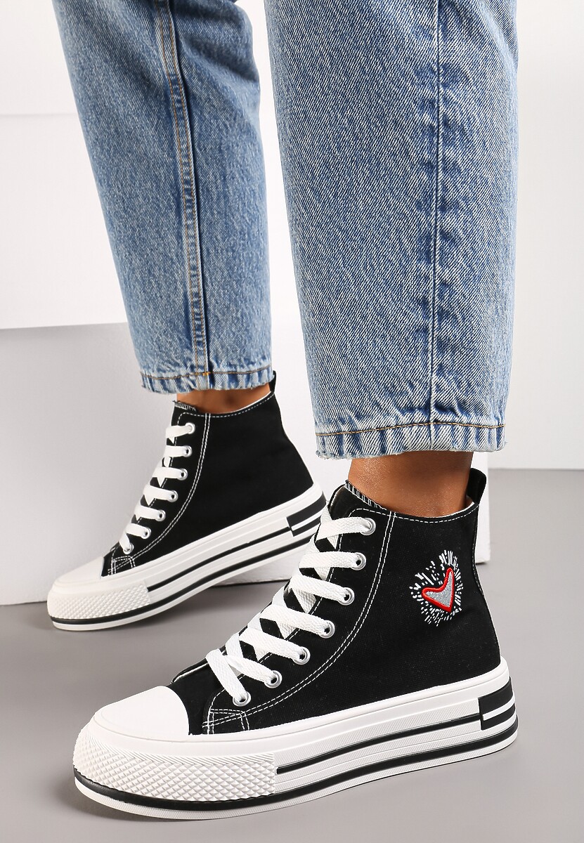 Czarne Trampki za Kostkę Ozdobione Haftowaną Naszywką Linasse