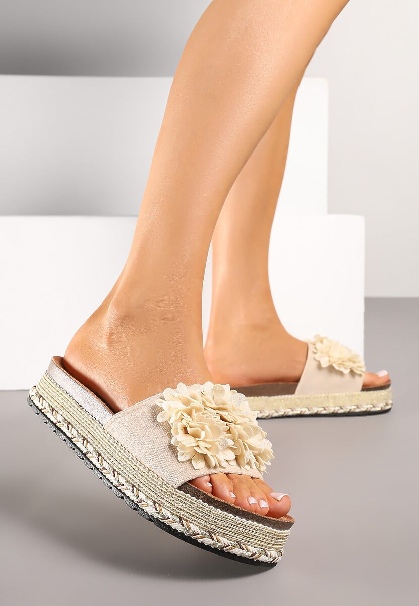 Czarne Klapki na Podeszwie z Plecionki Zdobione Kwiatową Aplikacją Zaritea