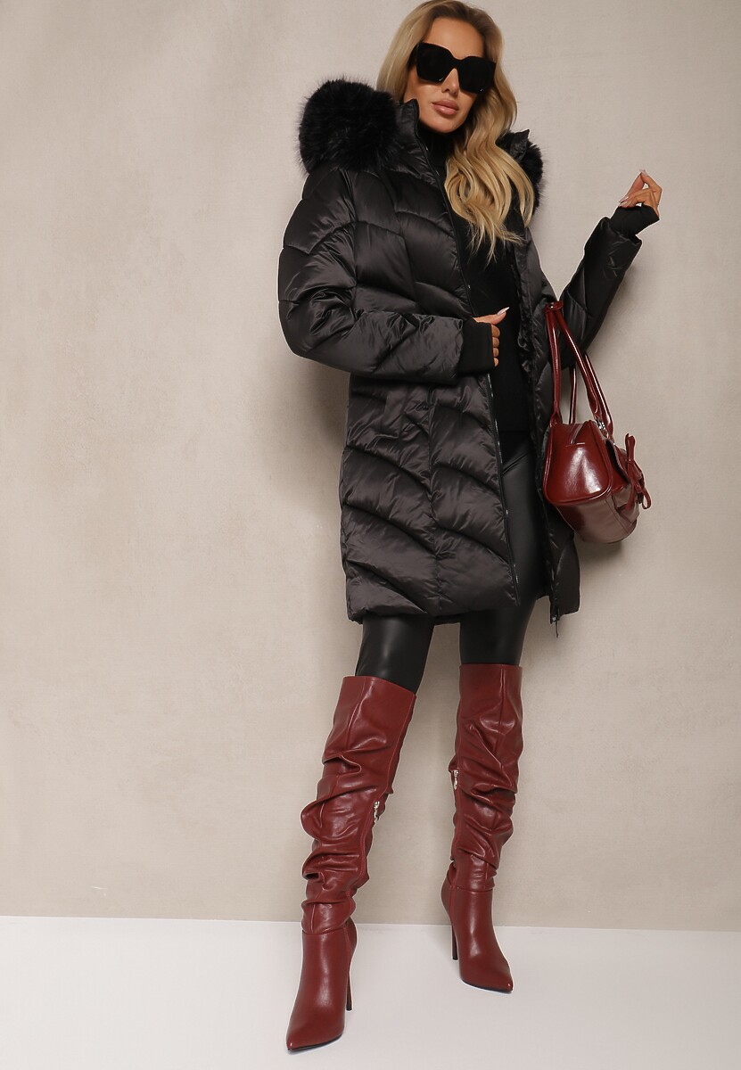 Czarna Kurtka z Pikowanymi Przeszyciami i Kapturem Zdobionym Futrem Viorinna