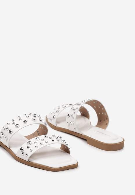 Białe Klapki z Noskiem w Kwadrat i Nitami Wrisa