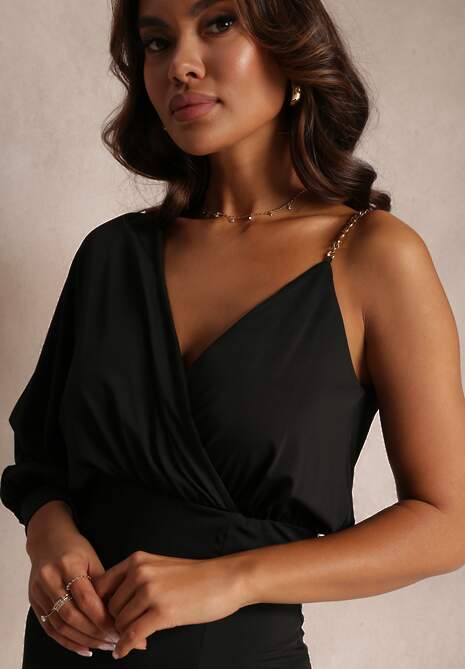 Czarna Asymetryczna Sukienka z Gumką w Pasie i Łańcuszkiem Przy Ramieniu Jisse