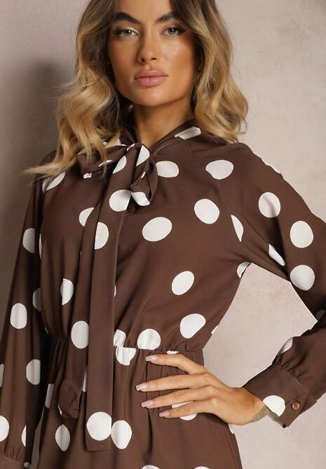 Brązowa Sukienka w Kropki o Rozkloszowanym Kroju z Wiązaniem przy Szyi Xelvira
