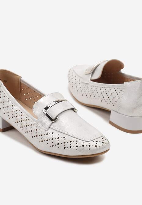 Srebrne Mokasyny na Słupku z Ażurowymi Zdobieniami Skórzaną Wkładką i Aplikacją Iffona