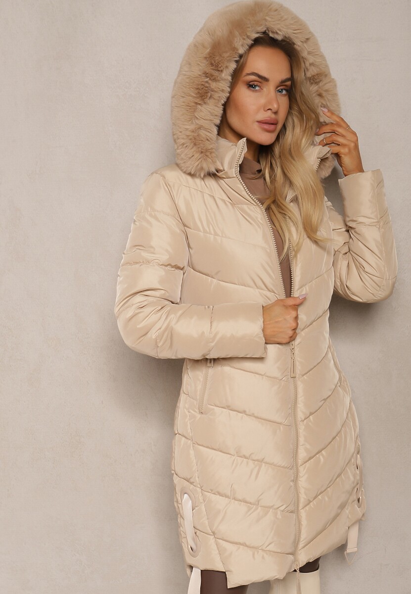 Ciemnobeżowa Kurtka Pikowana o Długim Kroju z Odpinanym Kapturem Ozdobiona Futerkiem Velrira