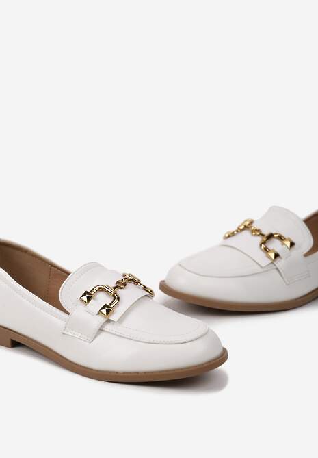 Białe Płaskie Mokasyny Ozdobione Metalową Klamerką Cassiope