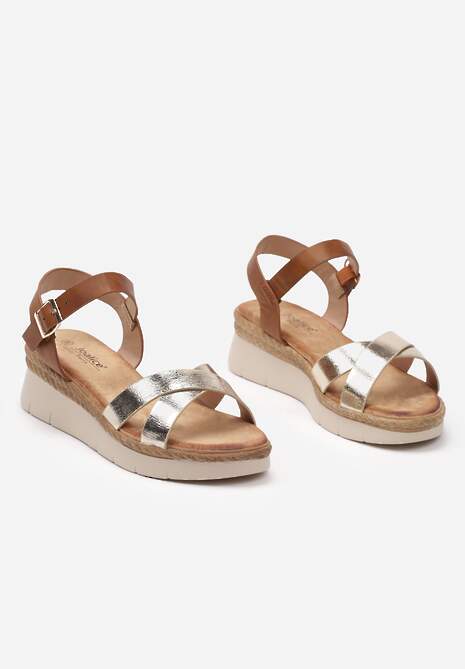 Złote Sandały z Przeplatanymi Paskami o Metalicznym Połysku na Niskim Koturnie ze Sprzączką Urines