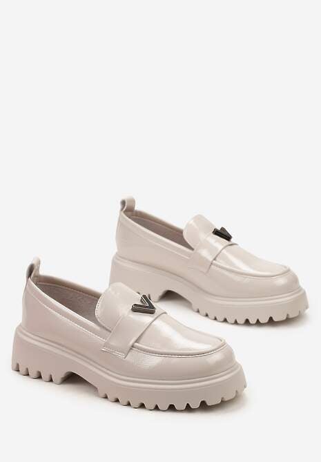 Jasnoszare Mokasyny z Lakierowanej Ekoskóry z Ozdobą z V Intira