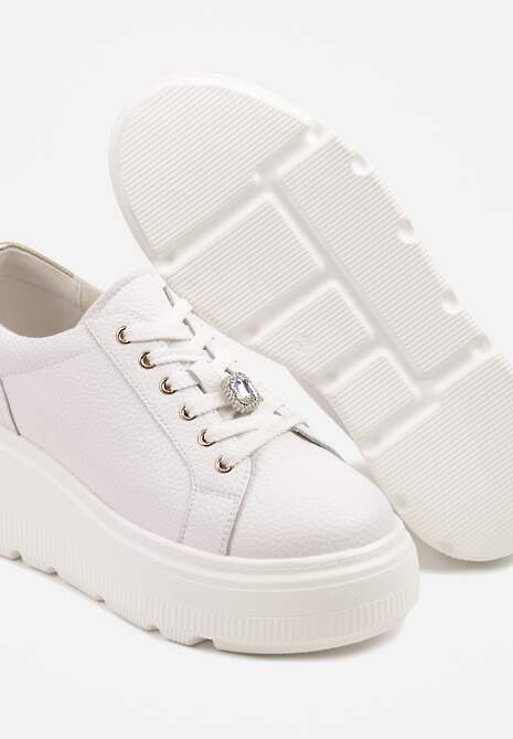 Białe Sneakersy Skórzane na Platformie z Metaliczną Ozdobą Rivzekia