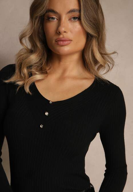 Czarny Sweter z Dzianiny w Prążki z Dekoltem w Serek i Aplikacjami Rallenia