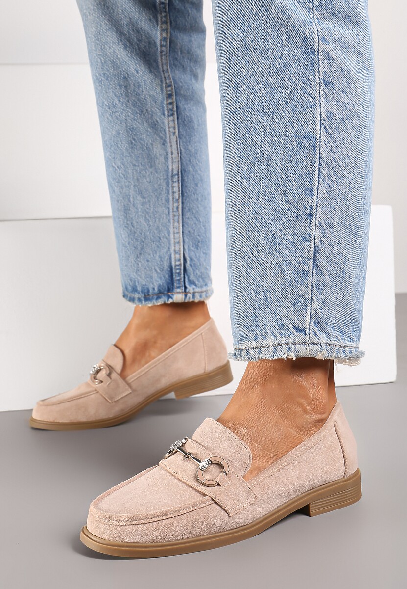 Ciemnobeżowe Ekozamszowe Mokasyny z Ozdobną Metalową Aplikacją Ravarielen