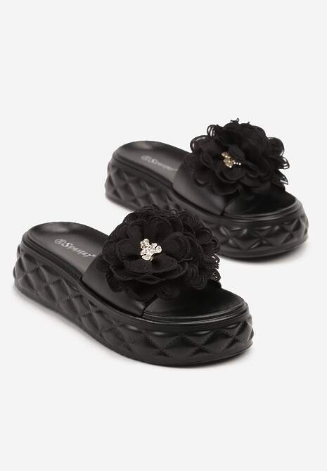 Czarne Klapki na Platformie z Pikowaniem i Kwiatową Aplikacją 3D Sananira