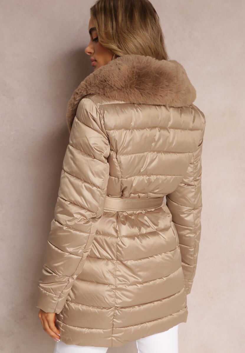 Beżowa Pikowana Kurtka z Wiązanym Paskiem i Kołnierzem z Futerka Avrissa
