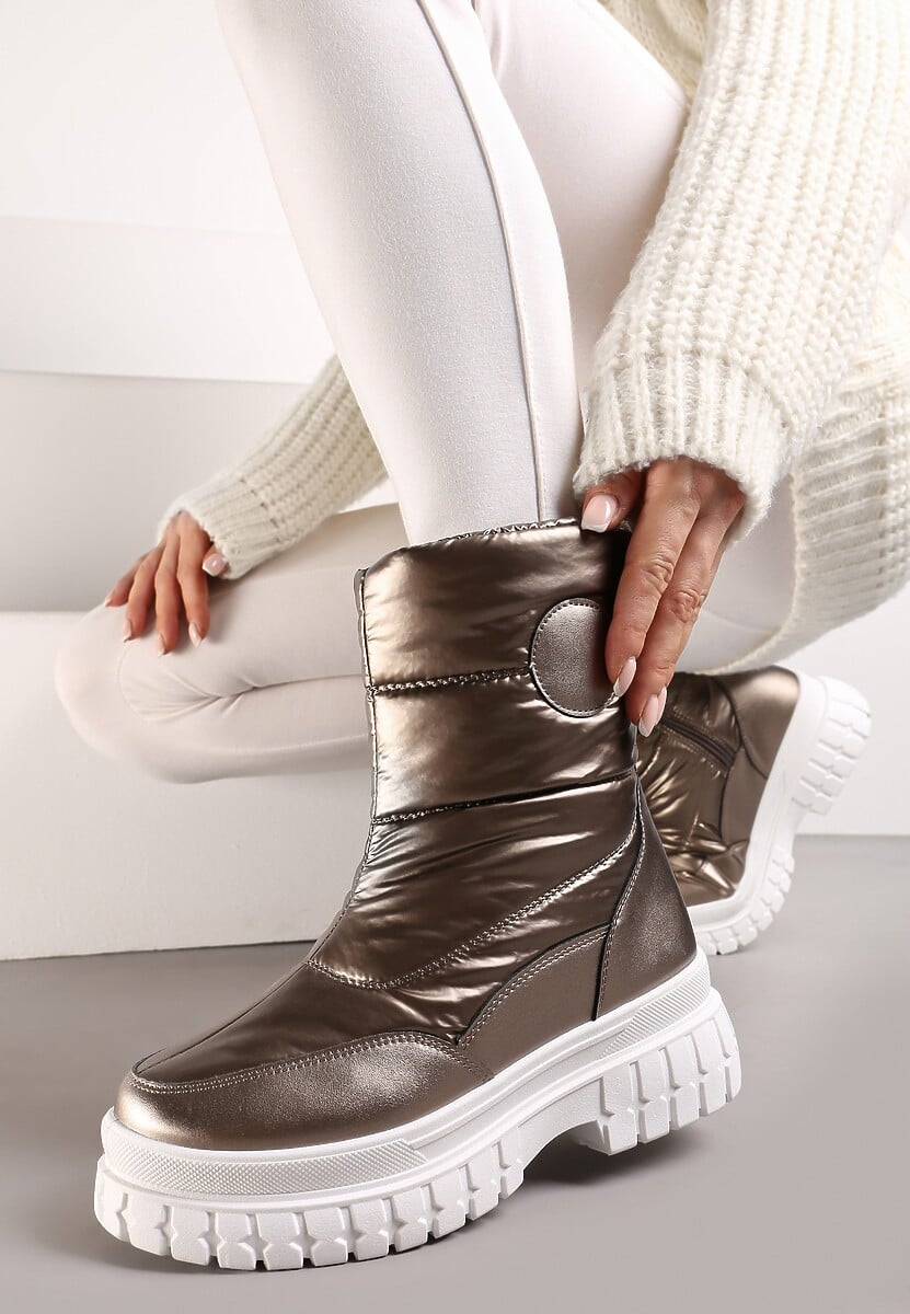 Srebrne Pikowane Śniegowce za Kostkę z Metalicznym Połyskiem i Naszywką Kinicro