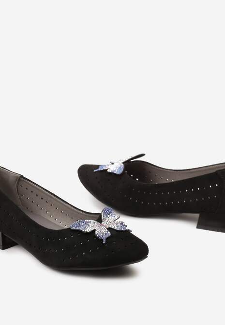 Czarne Czółenka Ozdobione Motylkiem i Ażurową Perforacją ze Skórzaną Wkładką Wellamo