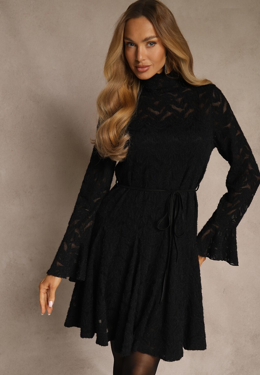 Bordowa Sukienka ze Stójką z Koronki Zdobiona Wiązaniem w Talii i Falbanami Elarassa