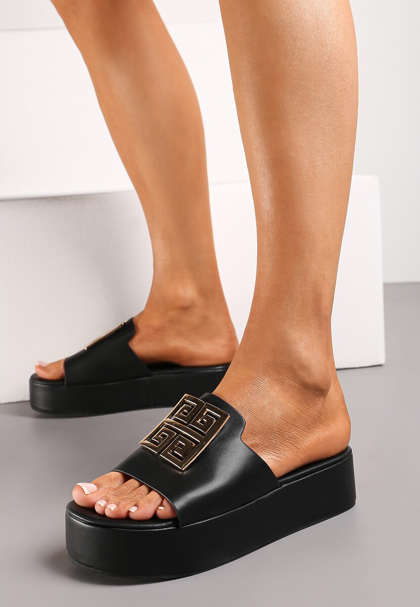 Czarne Klapki z Imitacji Skóry na Platformie z Kwadratową Klamrą Tisargla
