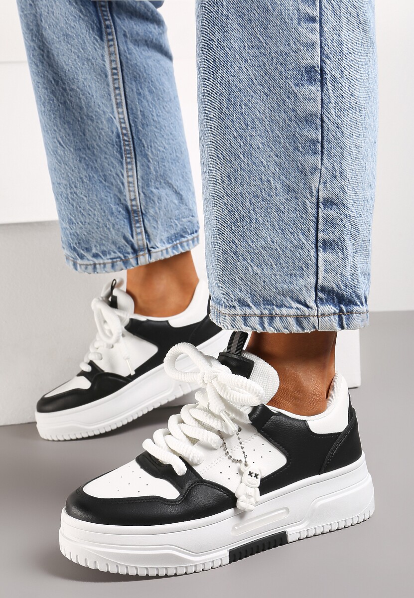Biało-Czarne Sneakersy z Zawieszką Misia i Szerokimi Sznurowadłami Alrikad