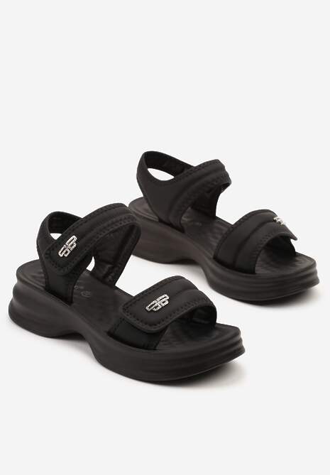 Czarne Sandały na Tłoczonej Platformie z Metalicznymi Aplikacjami Odilara