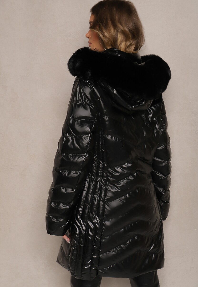 Czarna Kurtka Pikowana o Długim Kroju z Kapturem Ozdobionym Futerkiem Senera