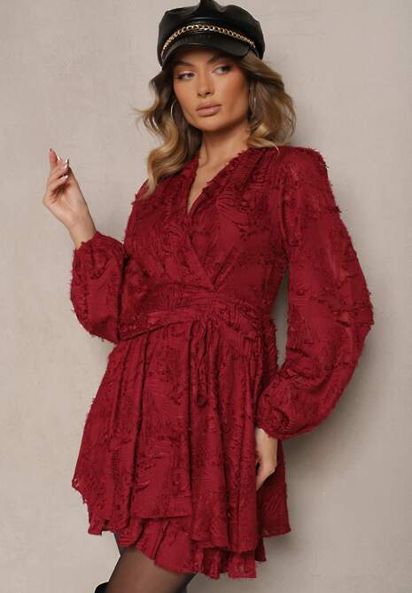 Bordowa Sukienka Koktajlowa z Modnym Marszczeniem i Nitkami Gorena