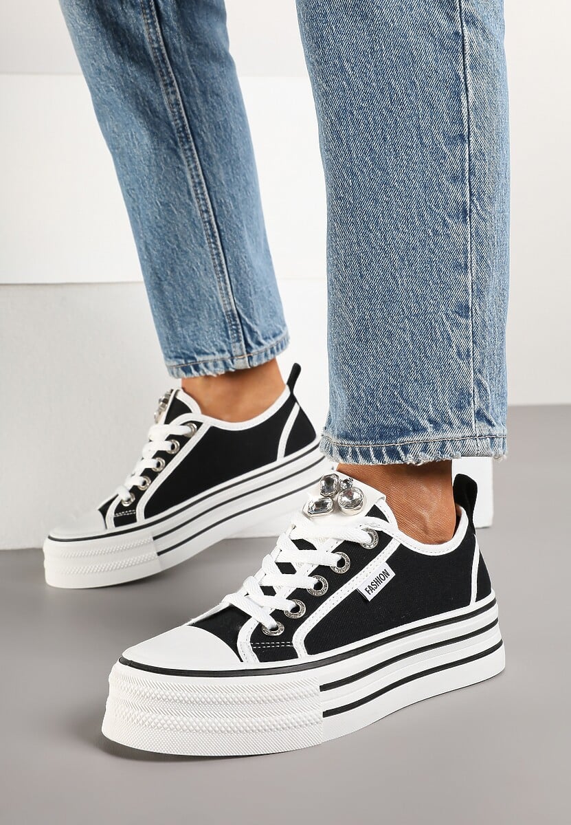 Czarne Trampki na Platformie z Biżuteryjną Aplikacją Flortewis