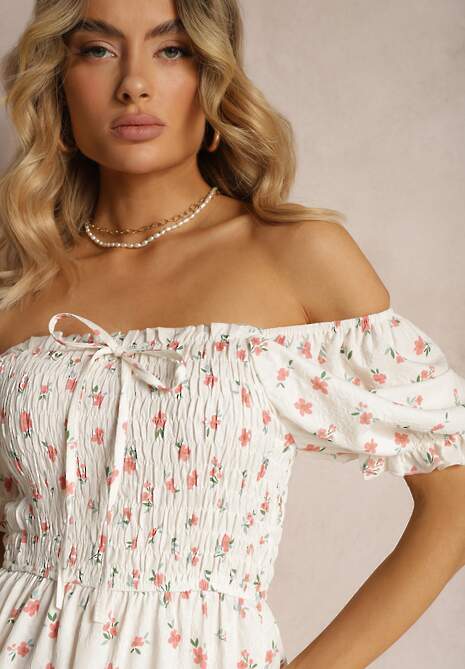 Biało-Różowa Kwiecista Sukienka Hiszpanka z Marszczonym Dekoltem i Falbanką Claperia