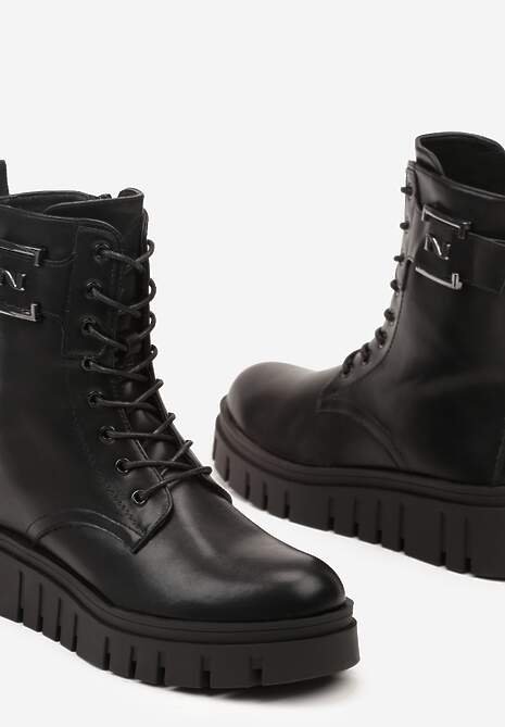 Czarne Sznurowane Botki na Tłoczonej Platformie w Stylu Workerów z Metalową Ozdobą Vennith