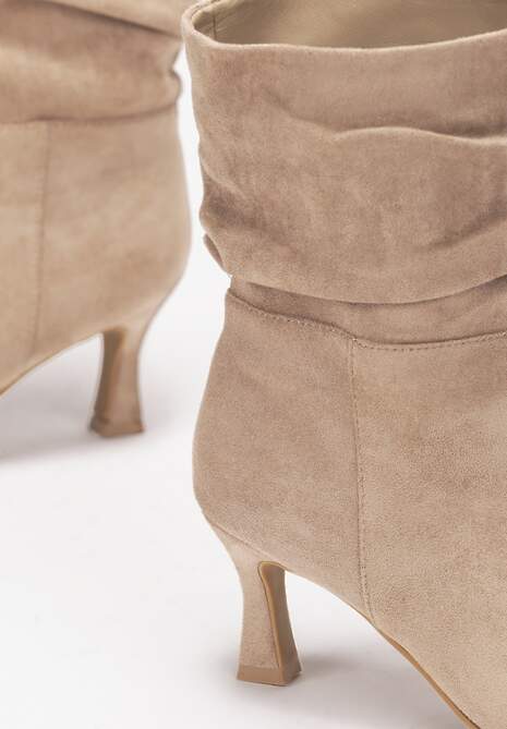 Ciemnobeżowe Botki z Imitacji Zamszu z Marszczoną Cholewką do Połowy Łydki na Niskim Obcasie Typu Kaczuszka Zakera