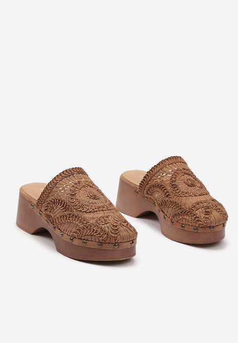 Brązowe Klapki Chodaki Ozdobione Plecionką i Nitami na Grubej Podeszwie Riorella