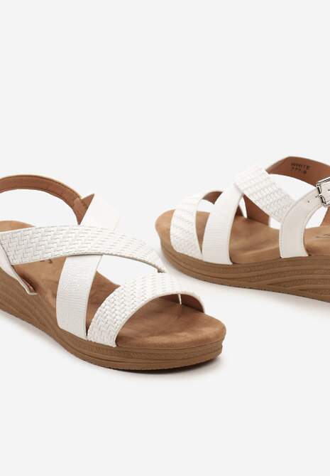 Białe Casualowe Sandały na Koturnie Zapinane przy Kostce z Tłoczonymi Paskami Folita