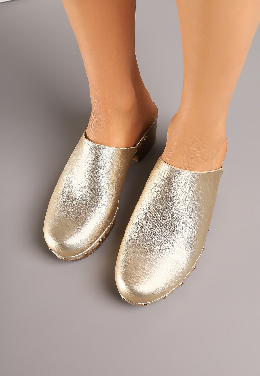 Złote Klapki Drewniaki Typu Mule na Słupku Zdobione Nitami Hlerra