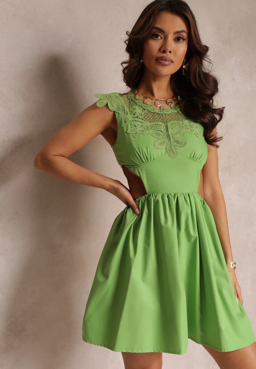 Zielona Sukienka z Koronkowym Dekoltem i Gumką z Wycięciami w Talii Melania