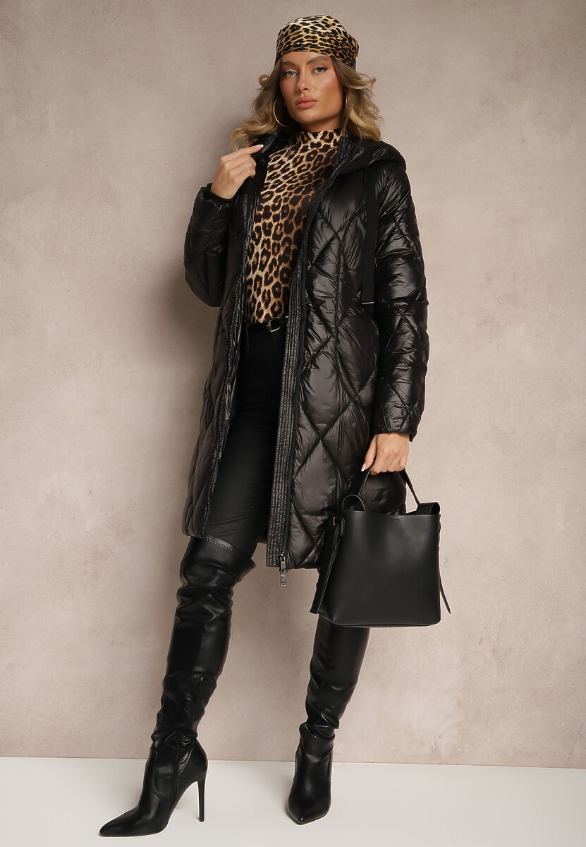 Czarna Długa Kurtka o Pikowanym Wykończeniu Wiązana w Talii z Kapturem Parinka