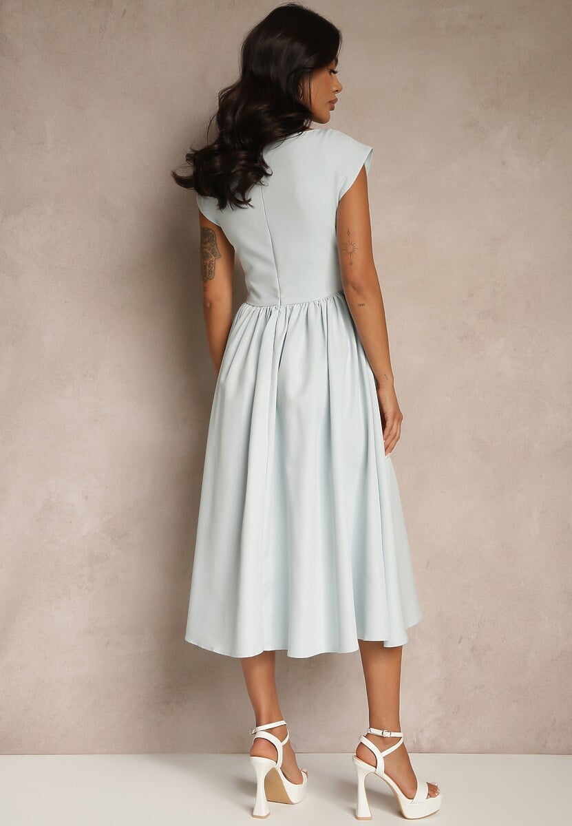 Niebieska Sukienka Vices  o Rozkloszowanym Kroju z Dekoltem w Kształcie Łódki Milioria