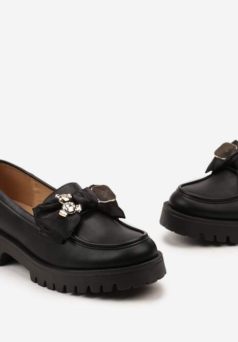 Czarne Mokasyny na Niskiej Platformie Ozdobione Metalowymi Aplikacjami i Kokardą Alirakia