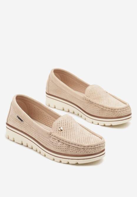 Beżowe Mokasyny z Metaliczną Ozdobą i Perforacją Zairina