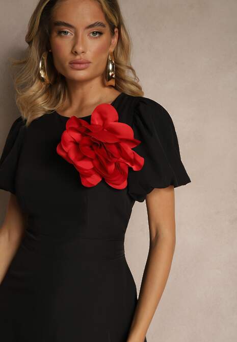 Czarna Rozkloszowana Sukienka Vices Ozdobiona Odpinanym Kwiatem 3D Koleira