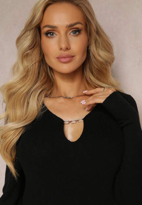 Czarna Sweterkowa Sukienka Midi z Metalową Ozdobą Xolino