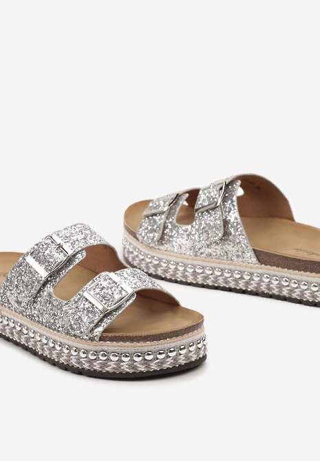 Srebrne Brokatowe Klapki na Niskiej Platformie z Nitami i Metaliczną Nitką Effian