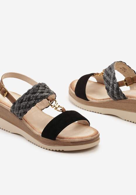 Czarne Sandały na Koturnie Ozdobione Plecionymi Paskami i Metalową Ozdobą Zapinane przy Kostce Moongreta