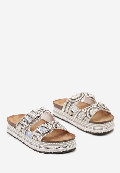 Białe Klapki na Grubej Podeszwie Ozdobione Boho Wzorem z Cyrkoniami i Klamrami Meepka