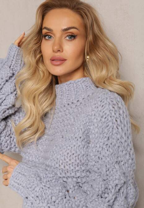 Niebieski Klasyczny Golf z Ozdobnym Splotem na Rękawach Biska