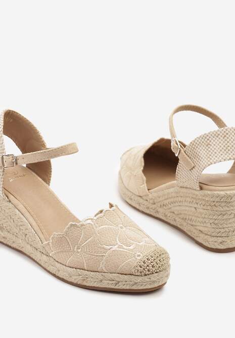 Beżowe Sandały z Ozdobnym Haftem z Kwiatami na Plecionym Koturnie Soridelle