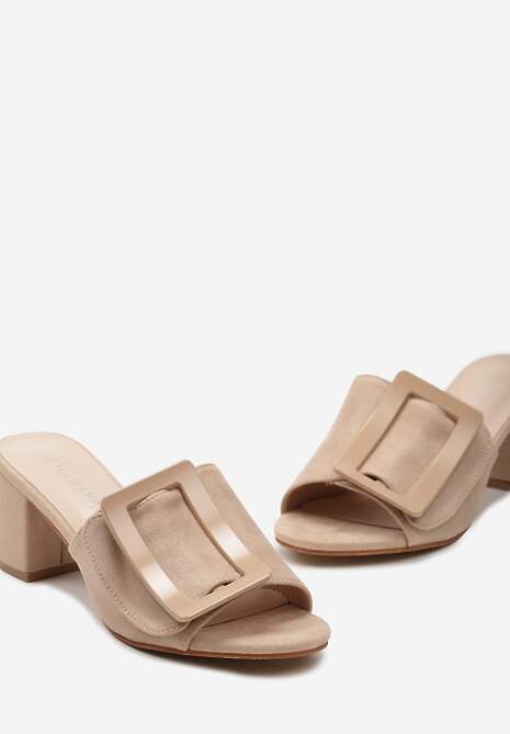 Beżowe Klapki na Słupku z Metaliczną Ozdobą na Froncie Tloris