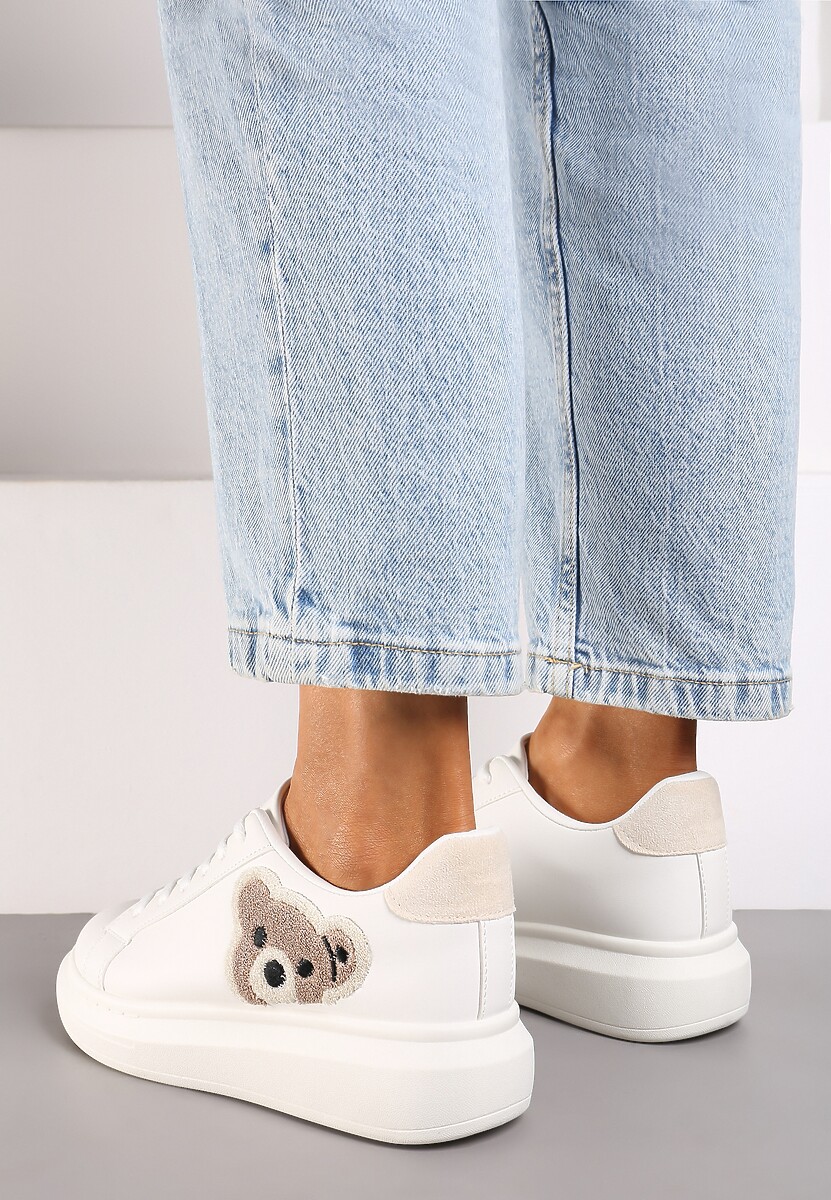Biało-Beżowe Sneakersy na Płaskiej Podeszwie Ozdobione Motywem Misia Seniefra