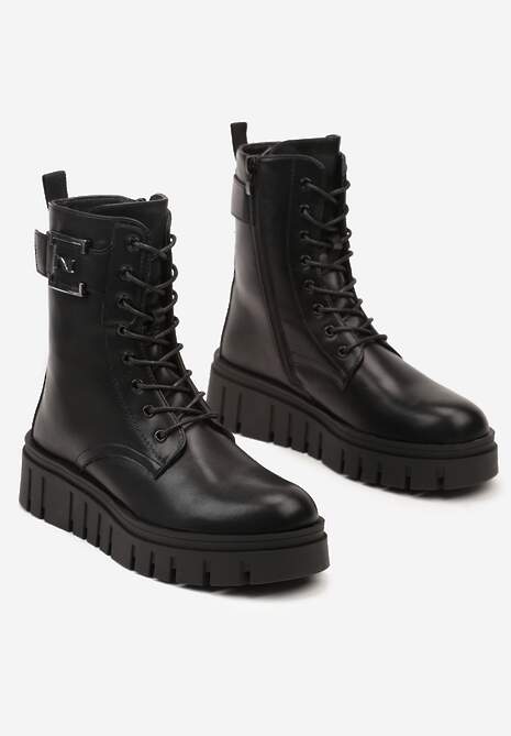 Czarne Sznurowane Botki na Tłoczonej Platformie w Stylu Workerów z Metalową Ozdobą Vennith