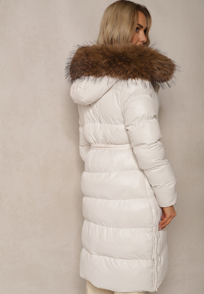 Biała Kurtka Pikowana o Długim Kroju z Kapturem Wiązana w Pasie z Odpinanym Futerkiem Phorira